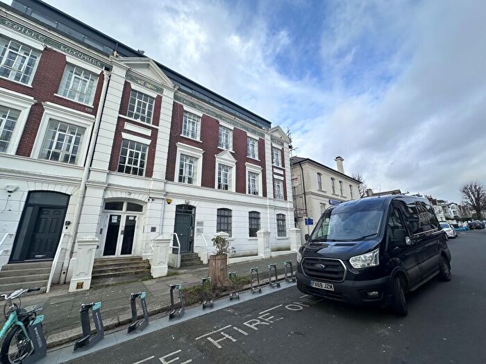 2 Bedroom Flat To Rent In Hove Park Villas, BN3