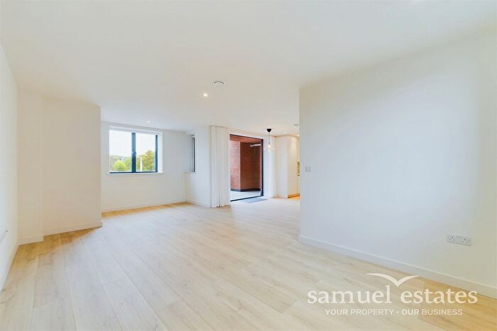 3 Bedroom Flat To Rent In Voss Court, London, SW16