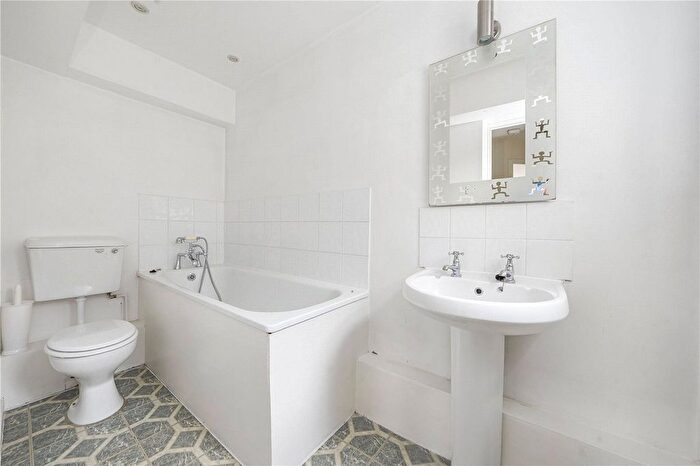 2 Bedroom Flat To Rent In Nursery Close, Putney, SW15