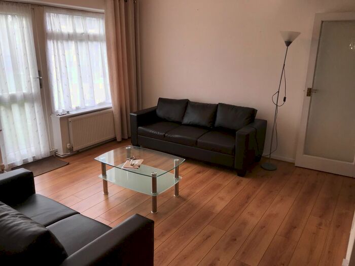 2 Bedroom Flat To Rent In Woodside Park Road, Finchley, London, N12