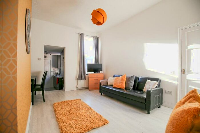 3 Bedroom Flat To Rent In (£pppw) Biddlestone Road, Heaton, Newcastle Upon Tyne, NE6