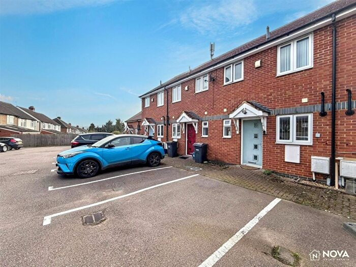 2 Bedroom Terraced House For Sale In Thornhill Place, Luton, LU4