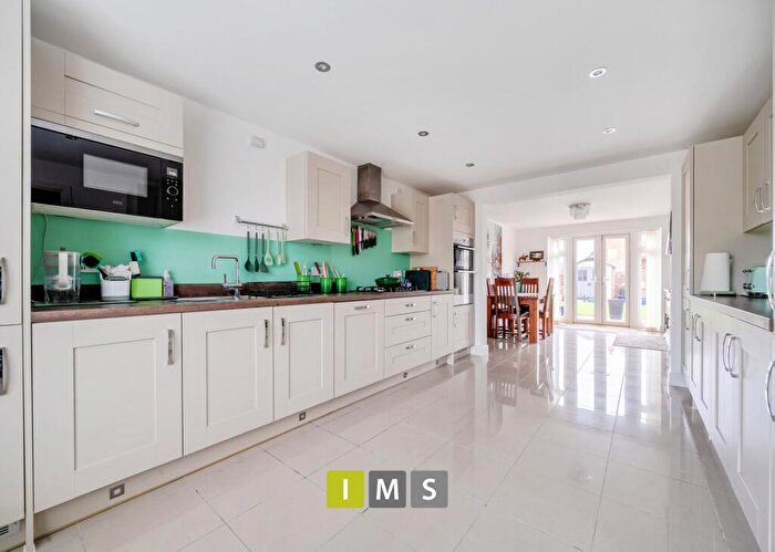 4 Bedroom Detached House For Sale In Maunde Close, Chesterton, OX26