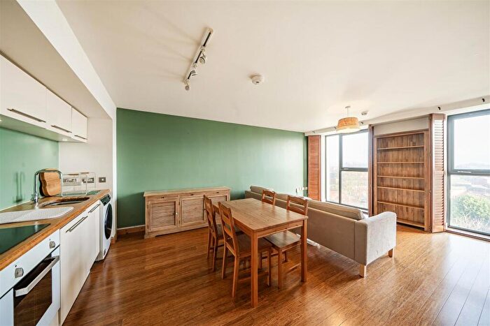 2 Bedroom Apartment To Rent In Greenhouse, Leeds, LS11