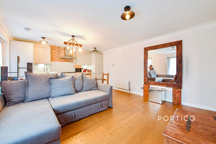 2 Bedroom Flat To Rent In Avondale Court, - Hilldrop Crescent, N7