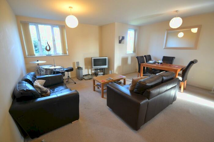 2 Bedroom Flat To Rent In Parklands, Caerphilly Road, Llanishen, Cardiff, CF14