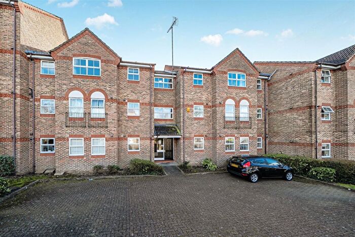 2 Bedroom Flat For Sale In Salters Close, Rickmansworth, WD3