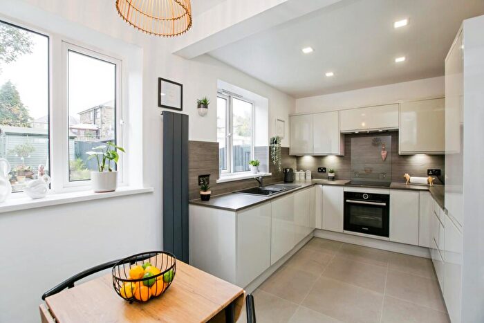 2 Bedroom Semi-Detached House For Sale In Gleanings Avenue, Halifax, HX2