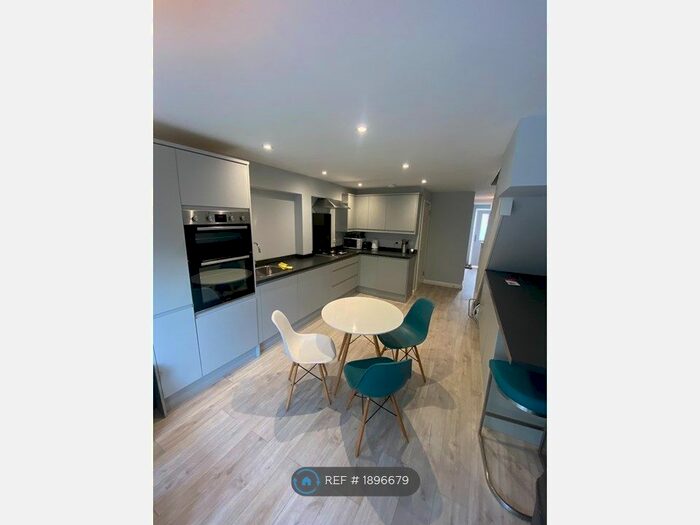 3 Bedroom Semi-Detached House To Rent In Blackwell Avenue, Guildford, GU2