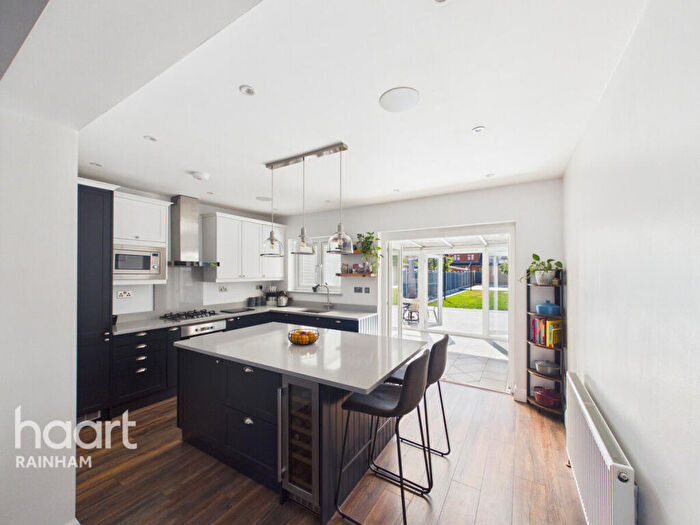 3 Bedroom Semi-Detached House For Sale In Upminster Road North, Rainham, RM13