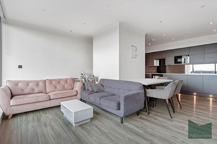3 Bedroom Flat For Sale In The Grove, Dudley House The Grove, TW7