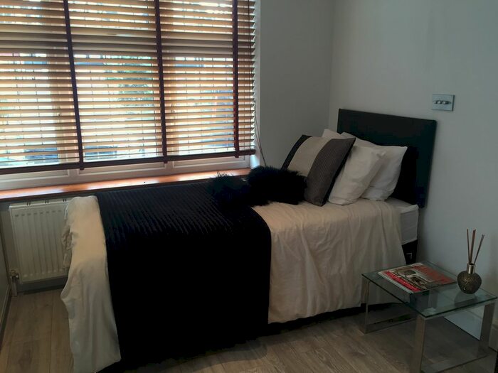 Studio To Rent In Vaughan Avenue, London, NW4