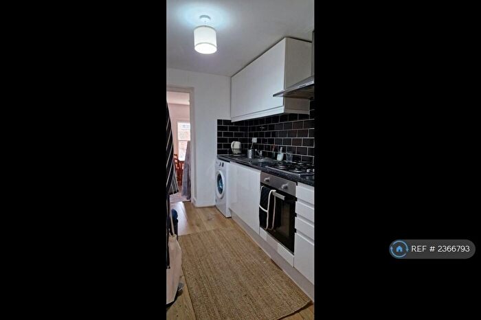3 Bedroom Flat To Rent In Graham Road, London, E8