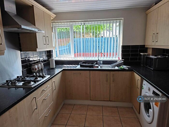3 Bedroom Terraced House To Rent In Dulverton Grove, Leeds, LS11