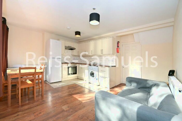 4 Bedroom Maisonette To Rent In Cooks Road, Kennington, Southwark, London, SE17