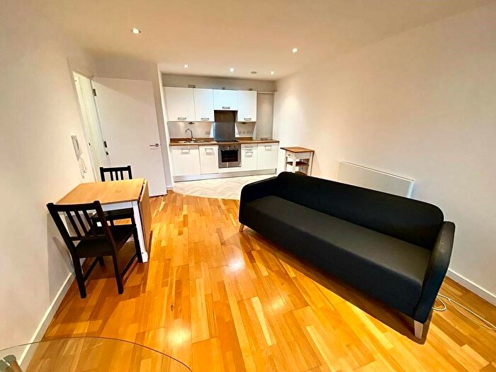 2 Bedroom Flat To Rent In Gateway North, Crown Point Road, Leeds, LS9