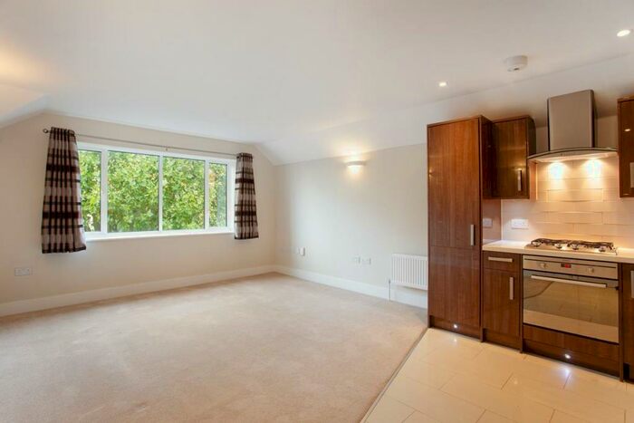 2 Bedroom Apartment To Rent In Nevis Court, Maple Road, KT6