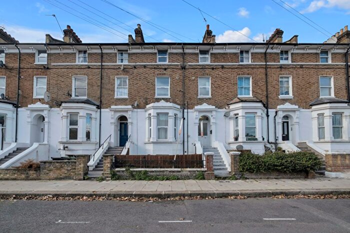 4 Bedroom Flat To Rent In Oaklands Grove, Shepherds Bush, W12