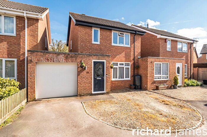 3 Bedroom Detached House For Sale In Basingstoke Close, Freshbrook, Swindon, SN5