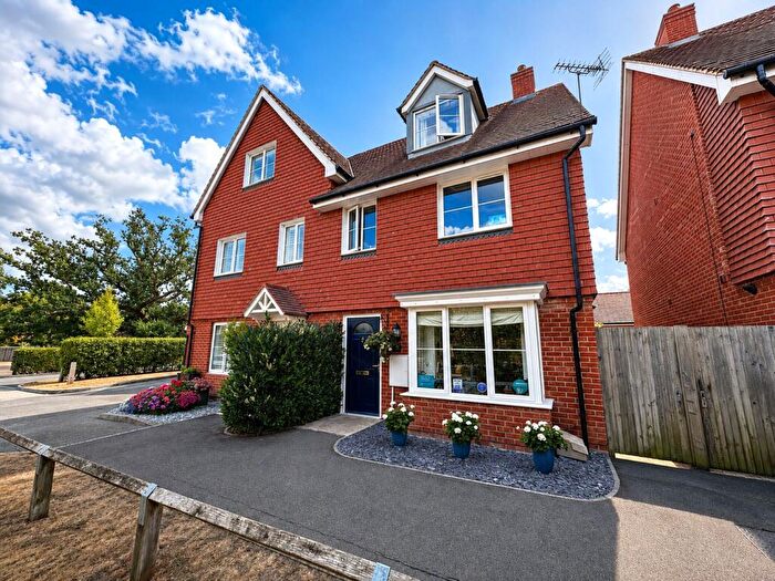 4 Bedroom Semi-Detached House For Sale In Parsons Way, Tongham, Surrey, GU10