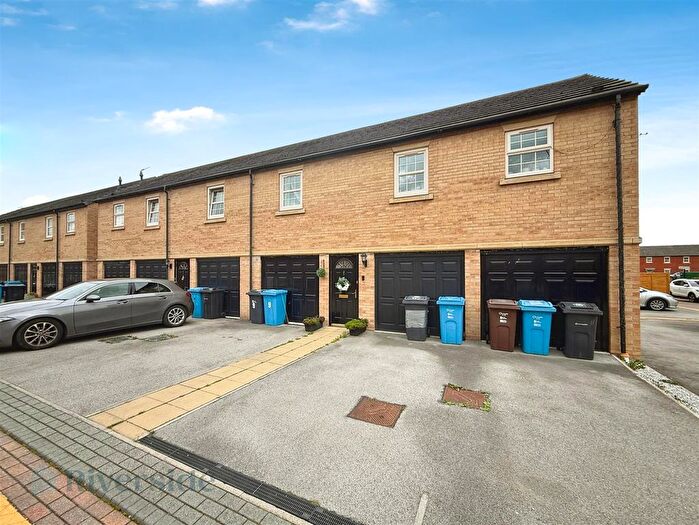 2 Bedroom Flat For Sale In Jensen Mews, Hull, HU4