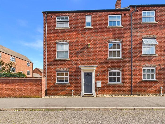 3 Bedroom End Of Terrace House For Sale In Disraeli Square, Fairford Leys, Aylesbury, HP19