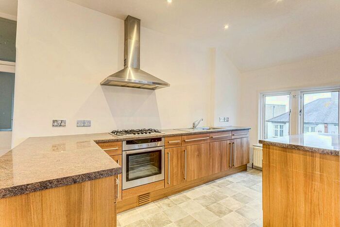 2 Bedroom Flat To Rent In Leigh Park Road, Leigh-On-Sea, SS9