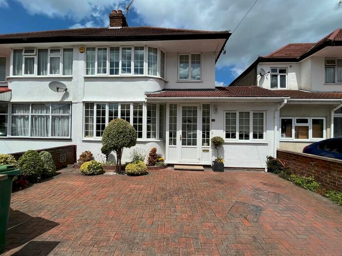 4 Bedroom Semi-Detached House To Rent In Colwyn Avenue, Perivale, Greenford, UB6
