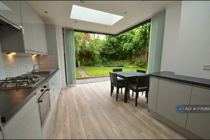 3 Bedroom Flat To Rent In Rosebery Gardens, London, N8