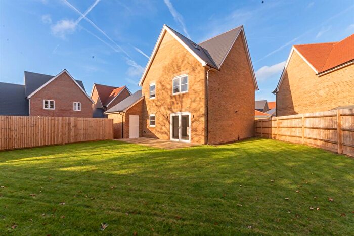 4 Bedroom Link Detached House For Sale In Hawthorn Close, Main Road, Bicknacre, Chelmsford, CM3