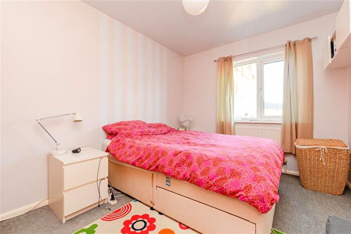 2 Bedroom Flat For Sale In Berwick Way, Sevenoaks, Kent, TN14