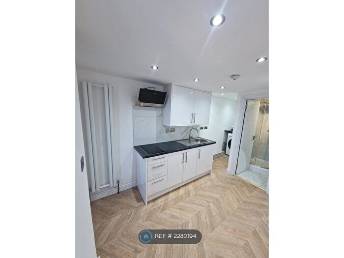 Studio To Rent In Colindeep Gardens, London, NW4