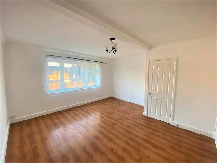 2 Bedroom Flat To Rent In Turners Hill, Cheshunt, Waltham Cross, EN8