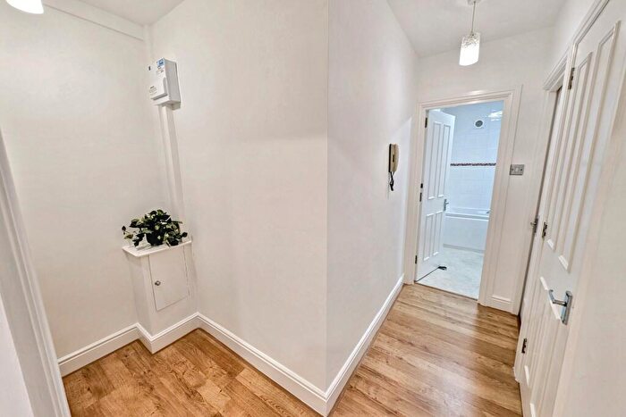 1 Bedroom Flat For Sale In East Cliff, BH1