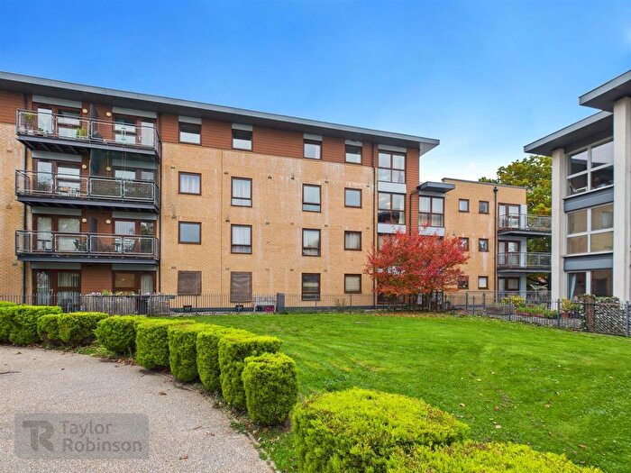 2 Bedroom Flat For Sale In Commonwealth Drive, Crawley, RH10