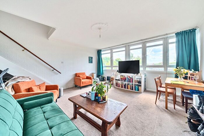 3 Bedroom Flat To Rent In Sceaux Gardens, London, SE5