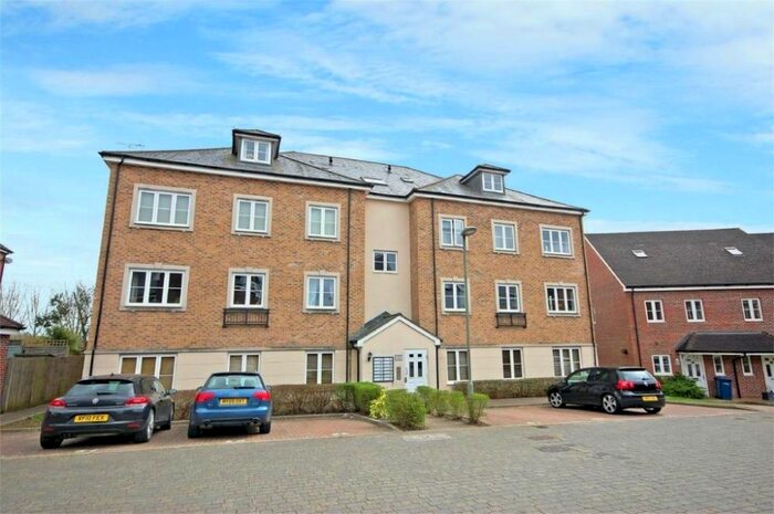 2 Bedroom Flat To Rent In Warren Close, Farnham, Surrey, GU9