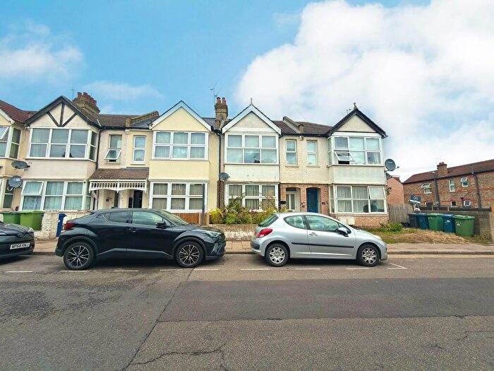 2 Bedroom Maisonette For Sale In Rosslyn Crescent, Harrow, HA1