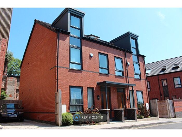 4 Bedroom Semi-Detached House To Rent In Orchard Street, Stockport, SK1