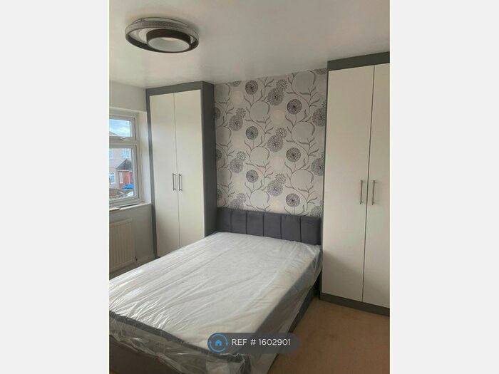 3 Bedroom Semi-Detached House To Rent In Byron Way, Hayes, UB4