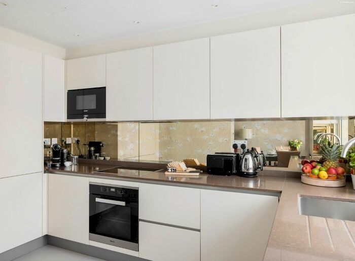 2 Bedroom Flat To Rent In Park Lane, London, W1K