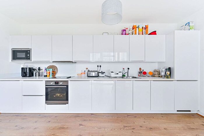 2 Bedroom Flat To Rent In Gibson Road, Kennington, London, SE11