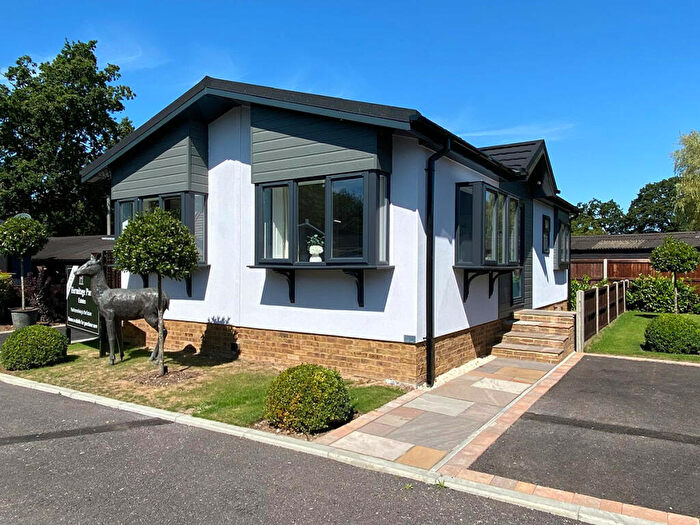 2 Bedroom Park Home For Sale In Bracknell, Berkshire, RG42