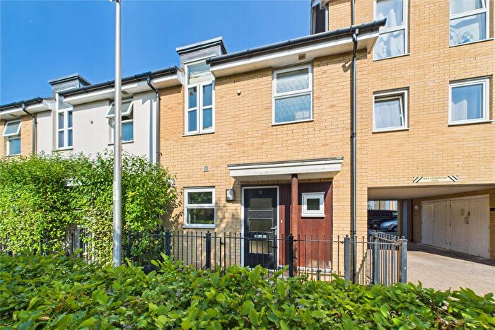 3 Bedroom End Of Terrace House For Sale In Whale Avenue, Reading, Berkshire, RG2