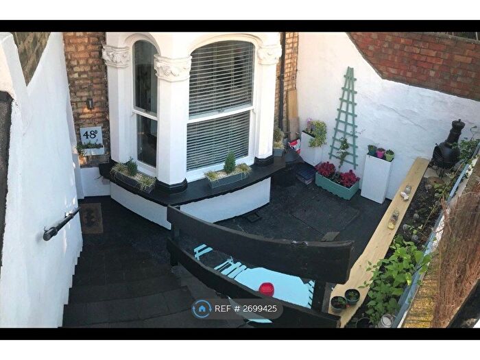 Studio To Rent In Shepherds Bush, London, W12