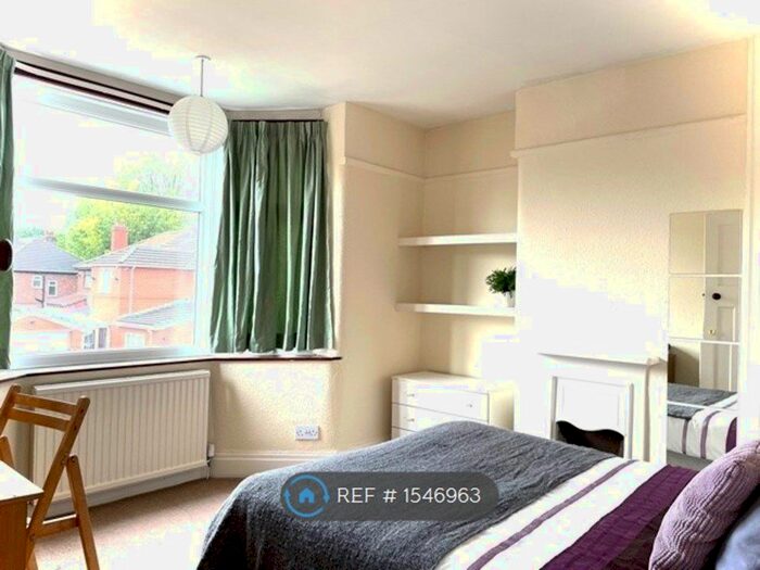 4 Bedroom Semi-Detached House To Rent In Handforth Grove, Manchester, M13