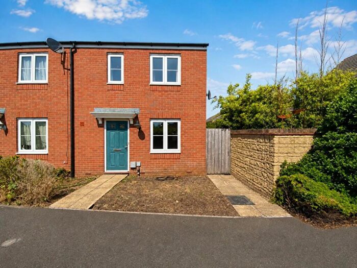 3 Bedroom End Of Terrace House For Sale In Sanders Close, Swindon, SN2
