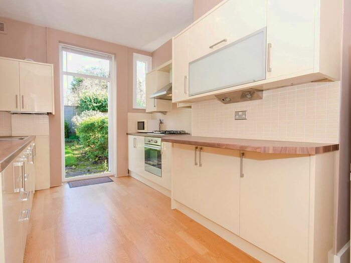 2 Bedroom Maisonette To Rent In Leslie Road, London N2