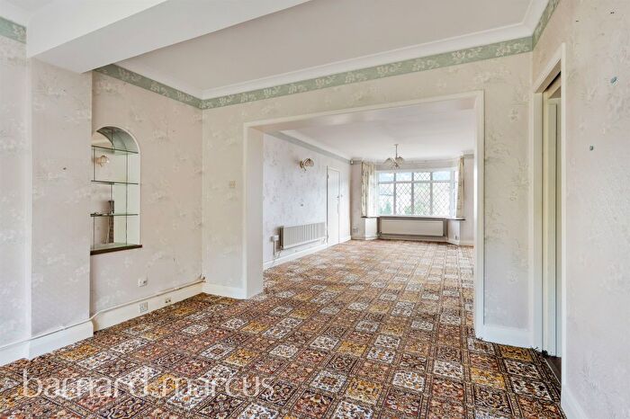 3 Bedroom Detached House For Sale In Woodlands Way, Ashtead, KT21