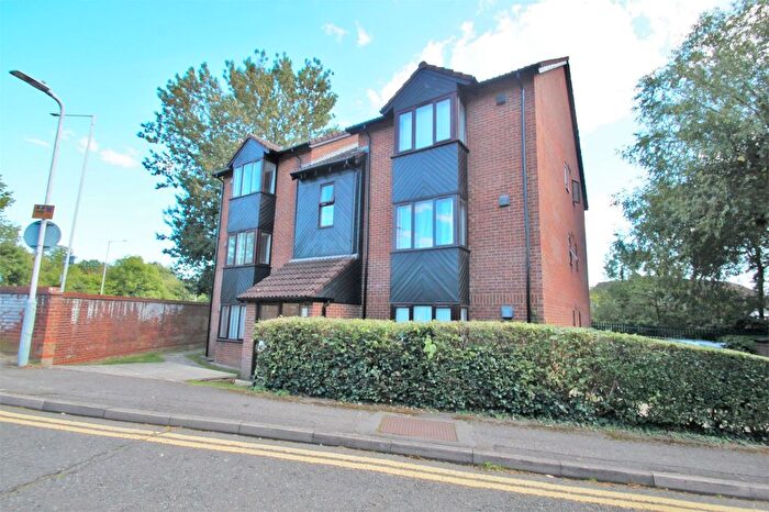 Studio To Rent In Amberley Way, Uxbridge, UB10